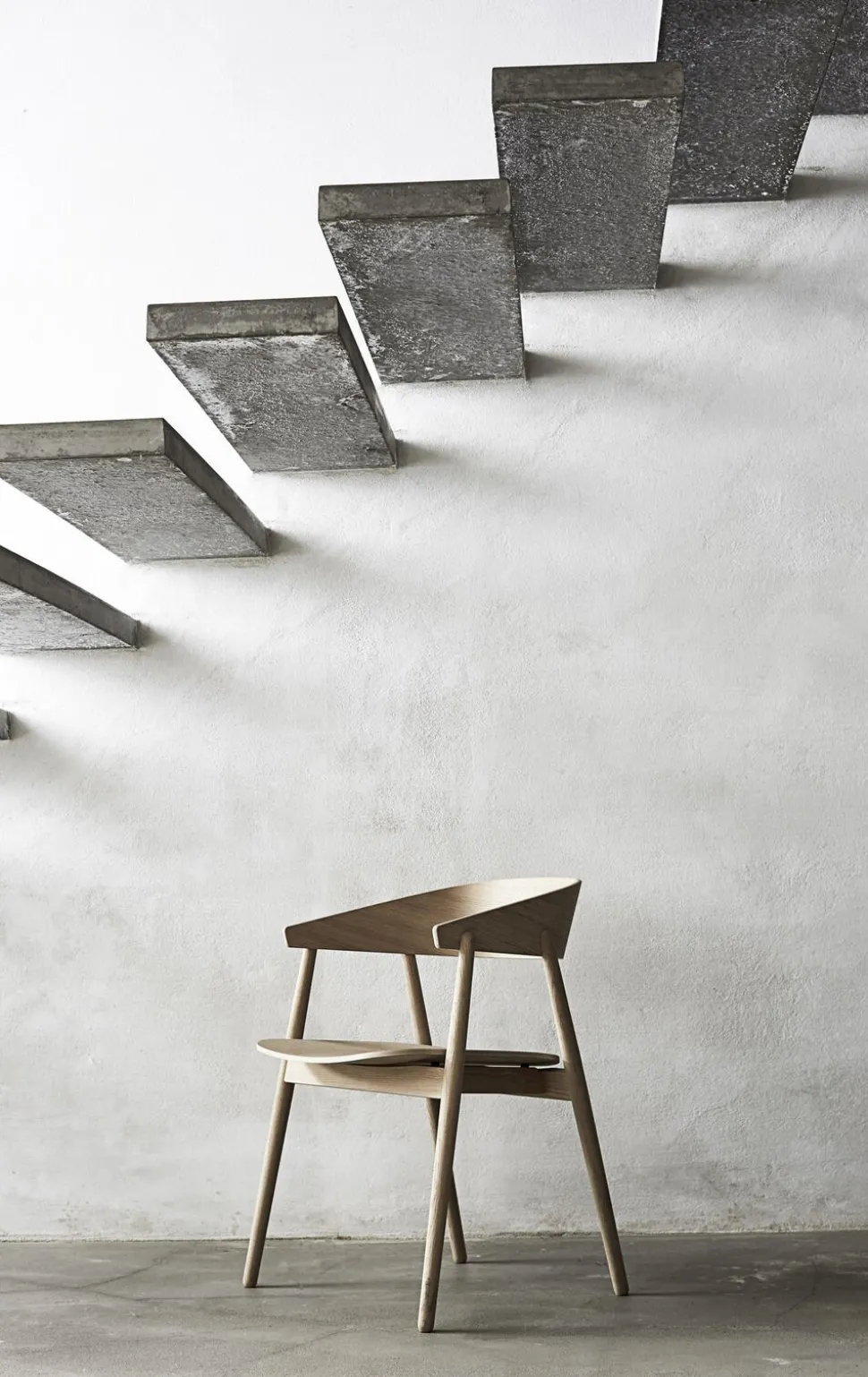 AC2 armchair Oak white pigm. lacquer veneer seat