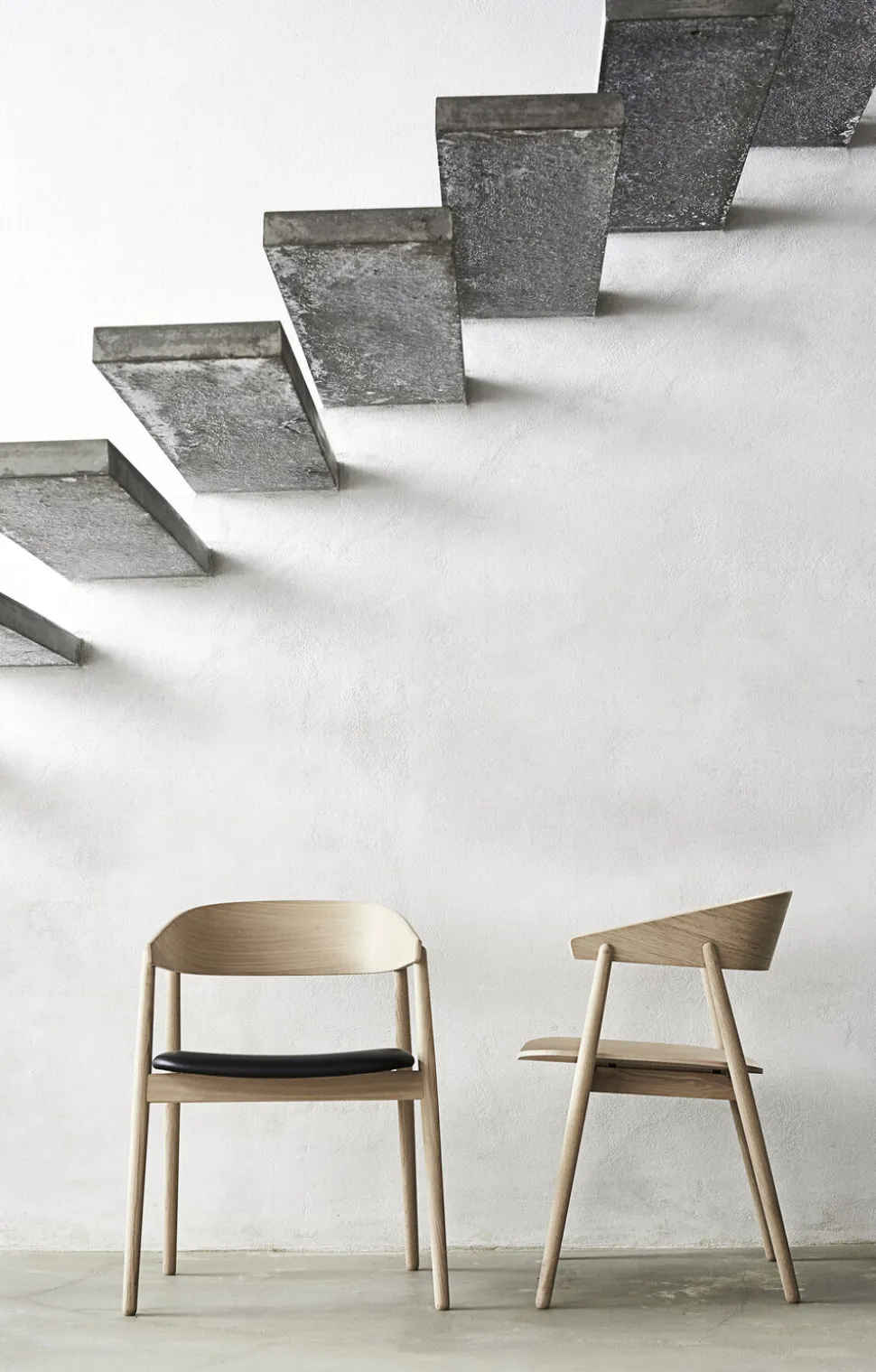 AC2 armchair Oak white pigm. lacquer leather seat